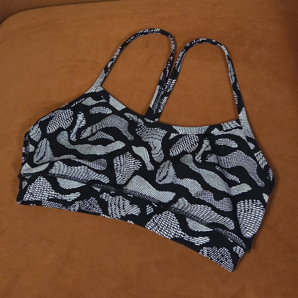 Lululemon Athletica Black and White Sports Bra with Elegant Design